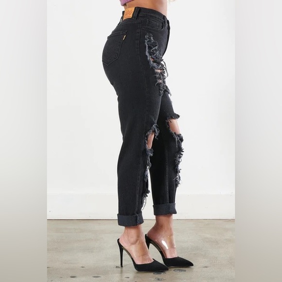 High Rise
Relaxed Fit
Distressing Throughout
Zipper + Button-Front Closure - Picture 5 of 12